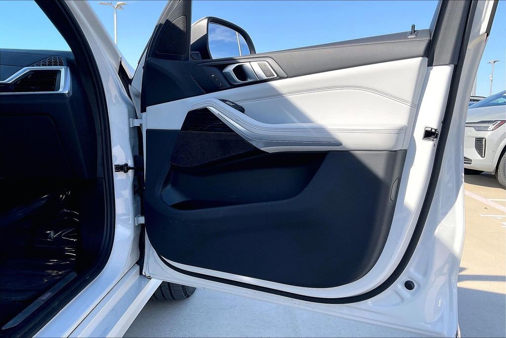 Used 2023 BMW X7 xDrive40i w/ Parking Assistance Package image 23