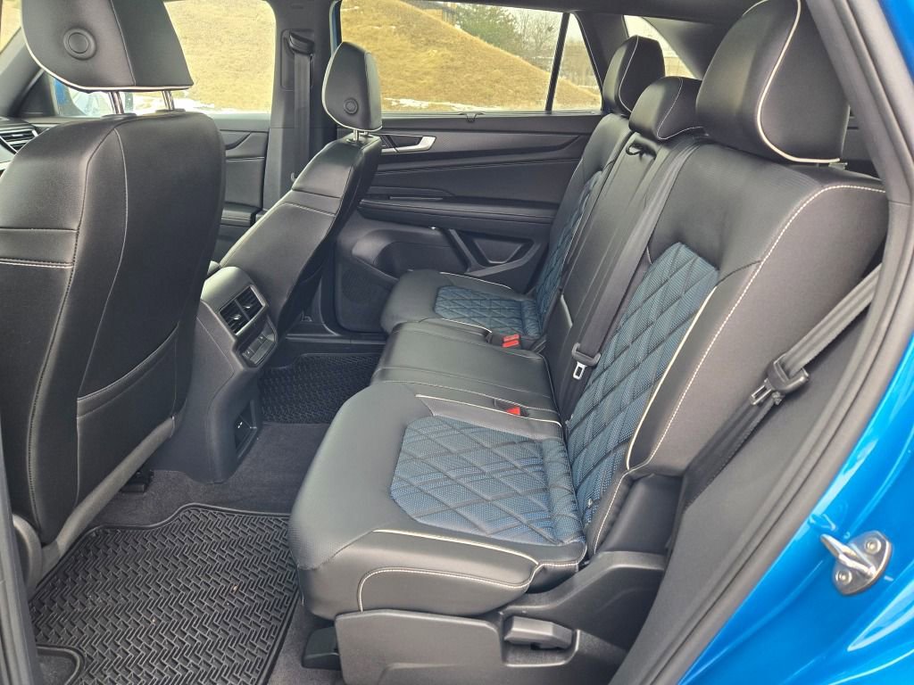 Used 2024 Volkswagen Atlas Cross Sport SEL Premium R-Line image 31