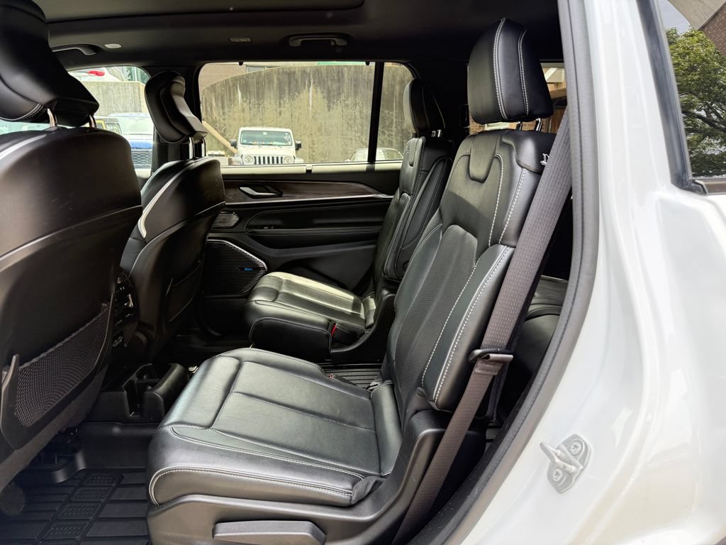 Used 2022 Jeep Grand Cherokee L Overland w/ Advanced Protech Group III AWD/4WD image 17