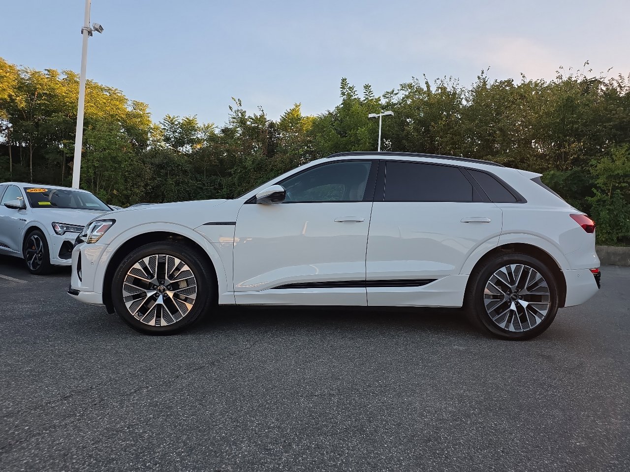 Used 2024 Audi Q8 e-tron Premium Plus w/ Premium Plus Package image 4