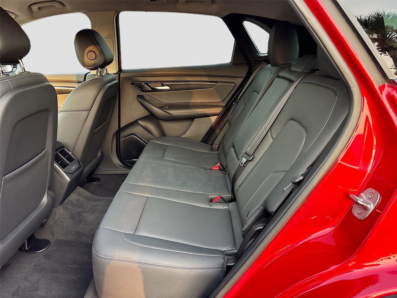 New 2025 VinFast VF 8 Eco image 24