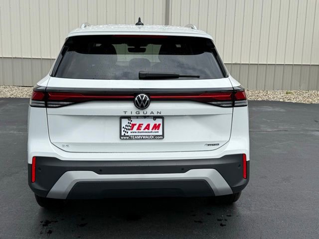 Certified 2025 Volkswagen Tiguan SE w/ Panoramic Sunroof Package AWD/4WD image 6