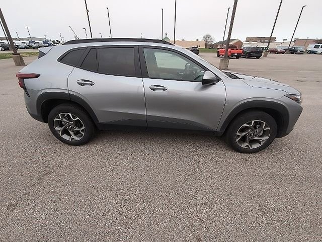 Used 2025 Chevrolet Trax LT w/ LT Convenience Package image 3