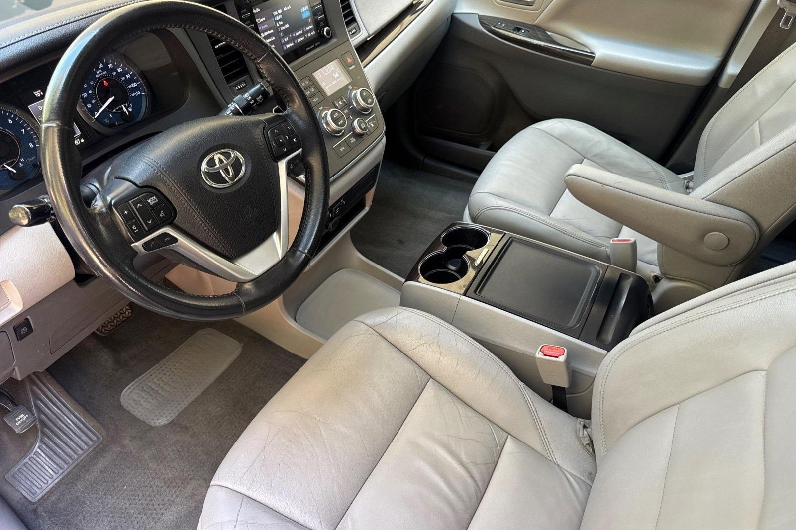 Used 2018 Toyota Sienna XLE FWD image 4