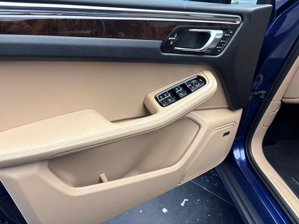 Certified 2026 Porsche Macan AWD/4WD image 4