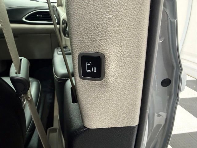 Used 2024 Chrysler Pacifica Touring-L image 28