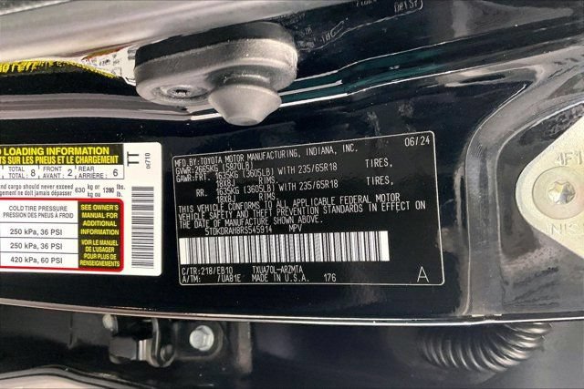 Used 2024 Toyota Highlander XLE FWD image 35