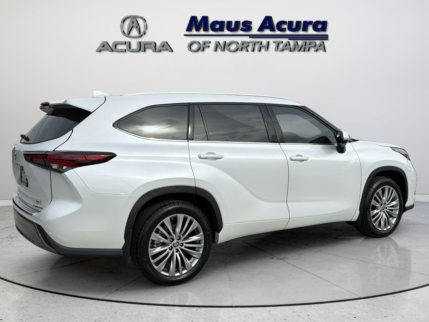 Used 2024 Toyota Highlander Platinum FWD image 12
