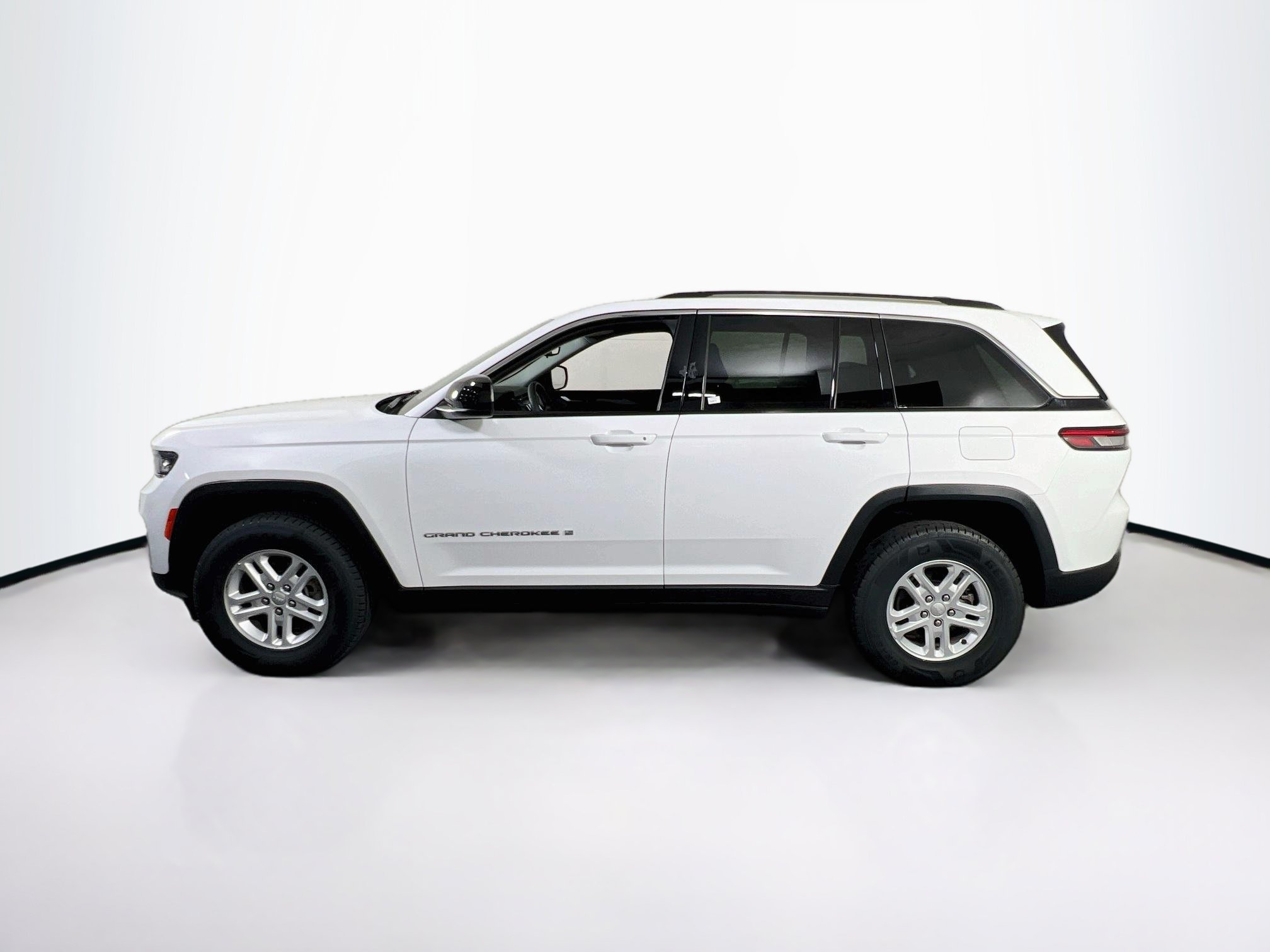 Used 2023 Jeep Grand Cherokee Laredo AWD/4WD image 8