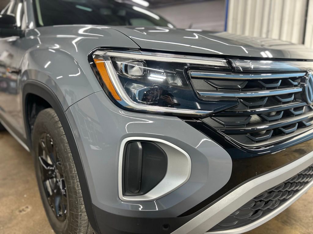 Used 2024 Volkswagen Atlas Peak Edition SE image 2