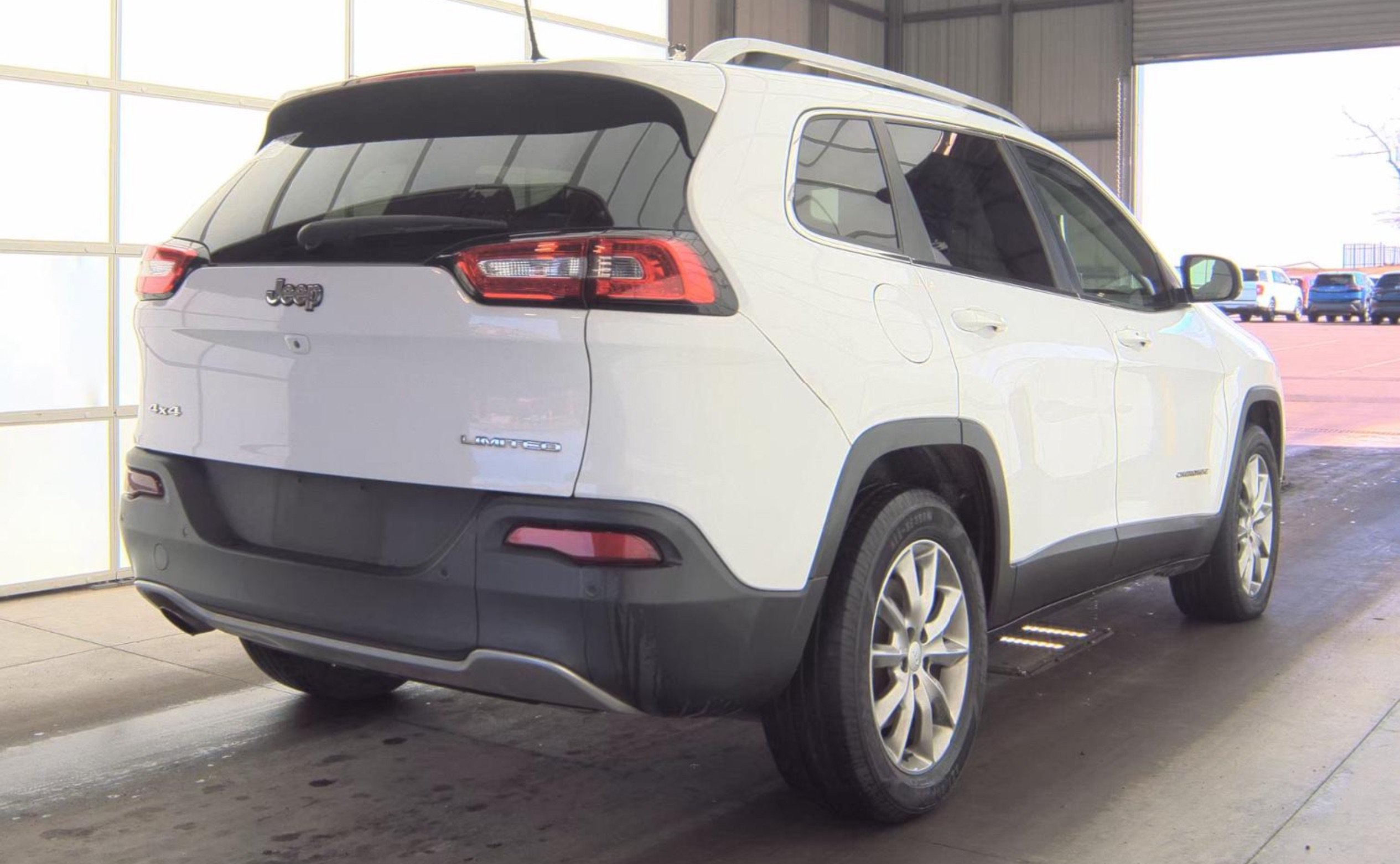 Used 2018 Jeep Cherokee Limited AWD/4WD image 4
