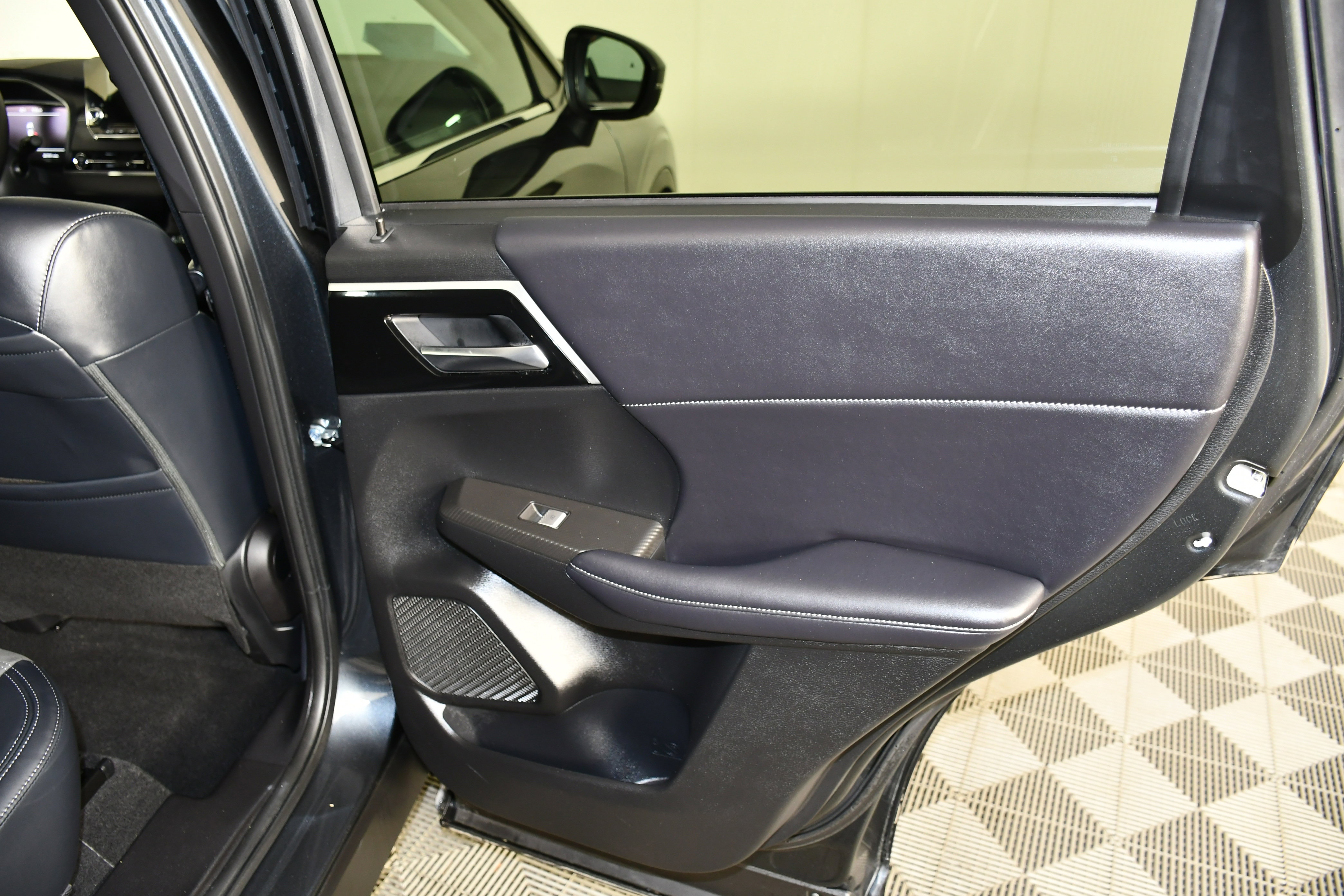 Used 2025 Mitsubishi Outlander SE image 37