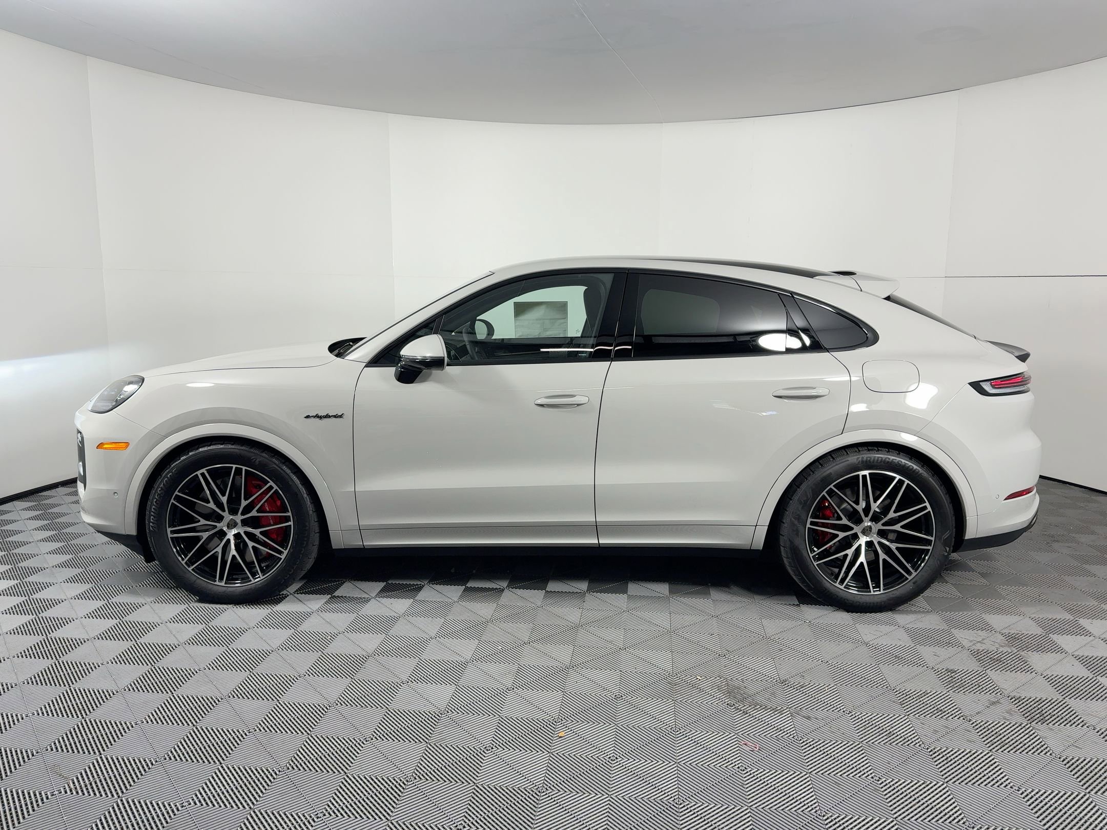 New 2026 Porsche Cayenne Turbo image 2