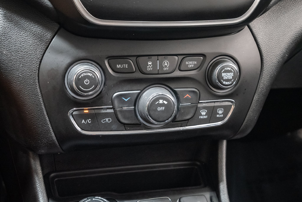 Used 2020 Jeep Cherokee Latitude w/ Cold Weather Group AWD/4WD image 21