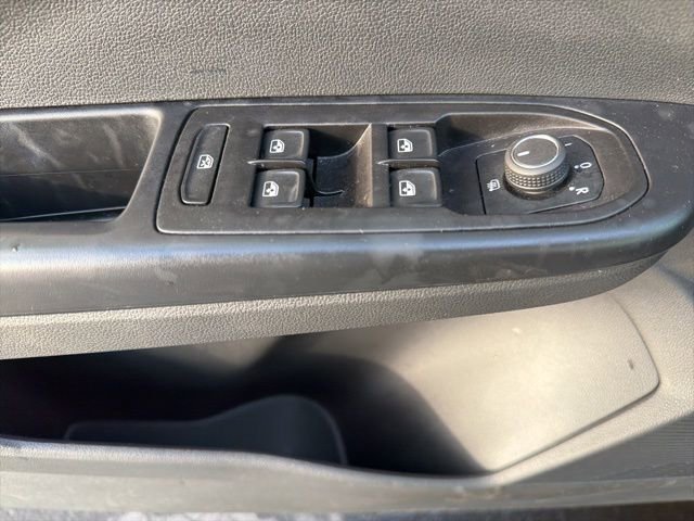 Used 2025 Volkswagen Taos SE FWD image 16