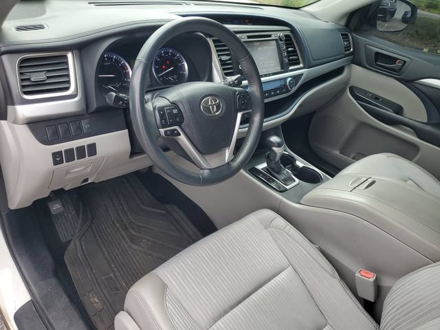 Used 2016 Toyota Highlander Plus FWD image 6