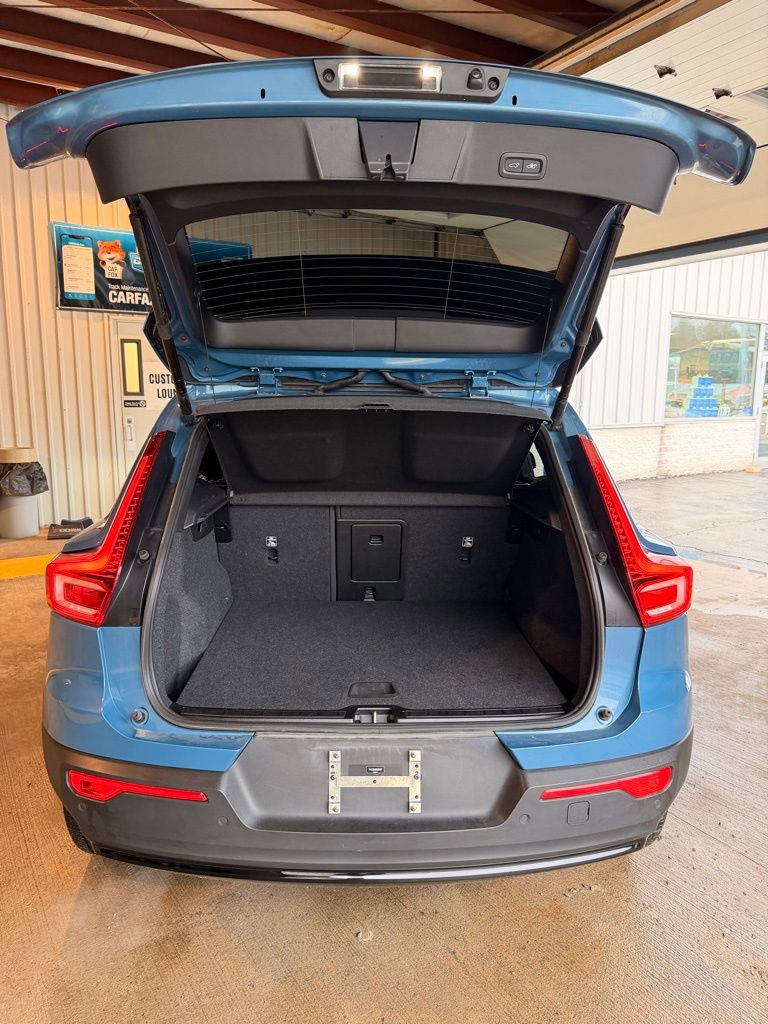 Used 2024 Volvo XC40 B5 Core image 17
