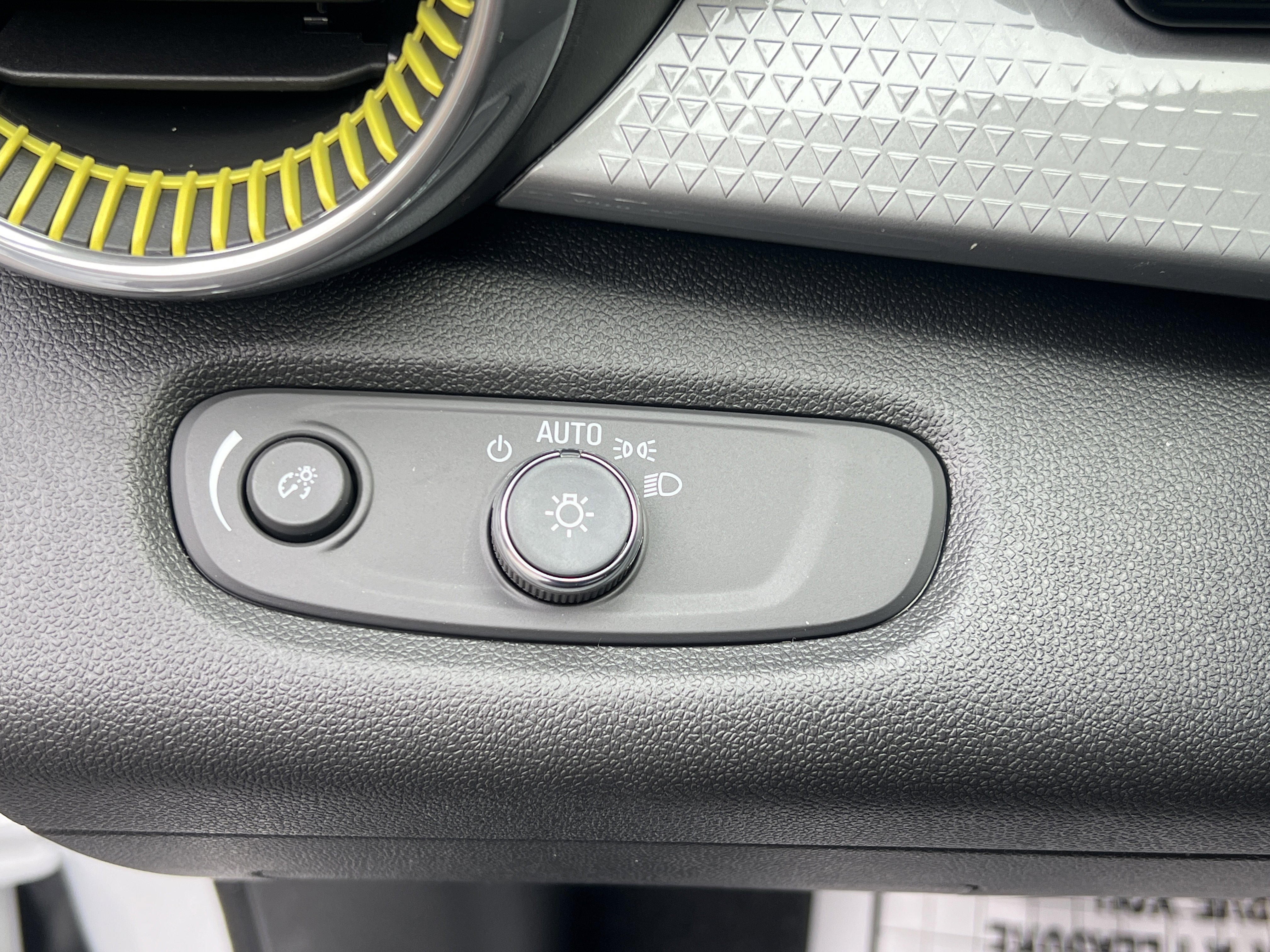 New 2026 Chevrolet Trax LT w/ Sunroof Package image 18