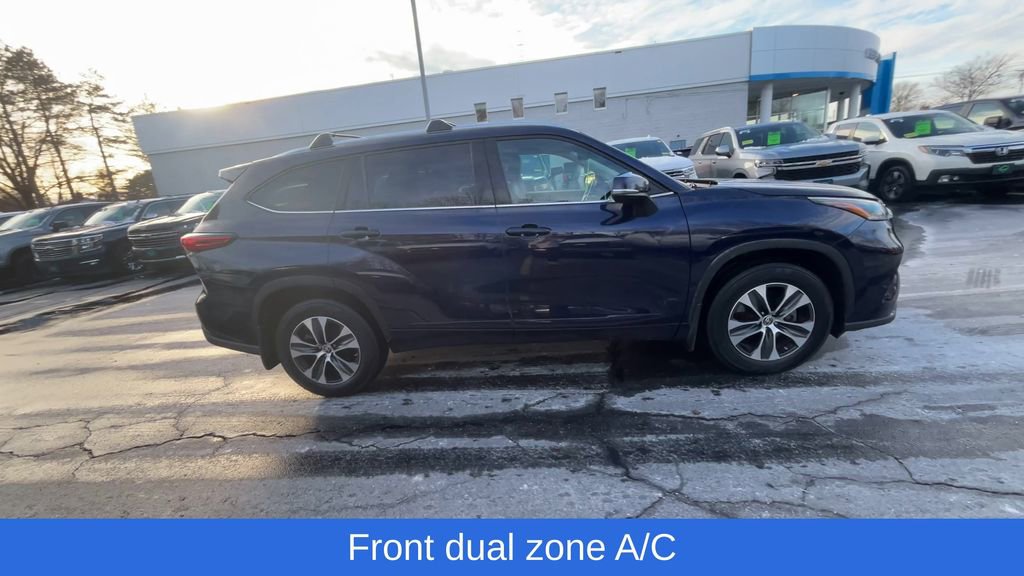 Used 2021 Toyota Highlander XLE image 3