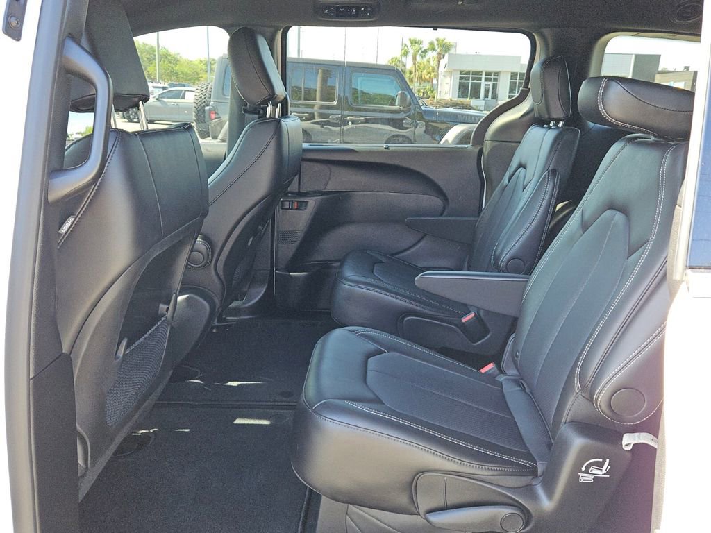 Used 2025 Chrysler Voyager LX FWD image 11