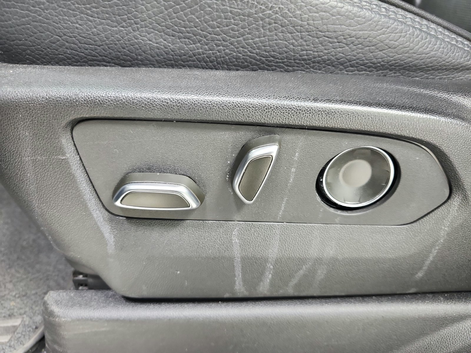 Used 2025 GMC Yukon Denali RWD image 11