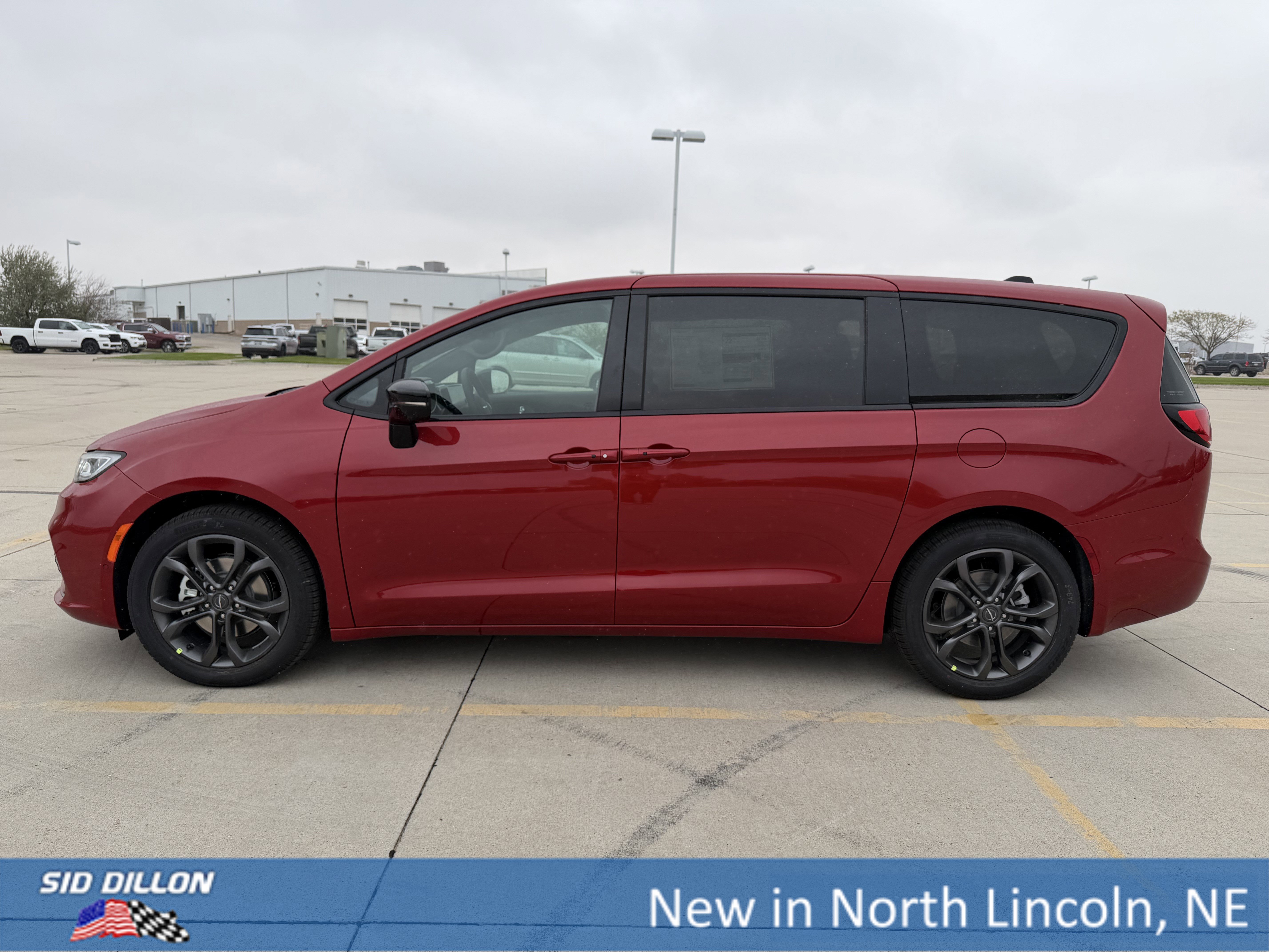 New 2026 Chrysler Pacifica Select image 2