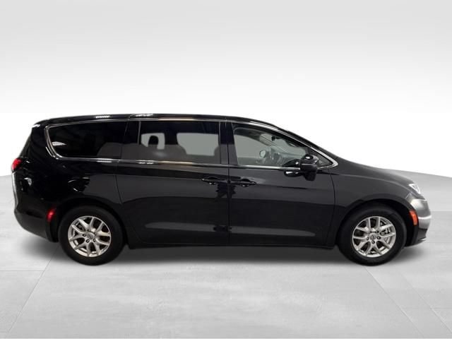 Used 2023 Chrysler Pacifica Touring-L FWD image 6
