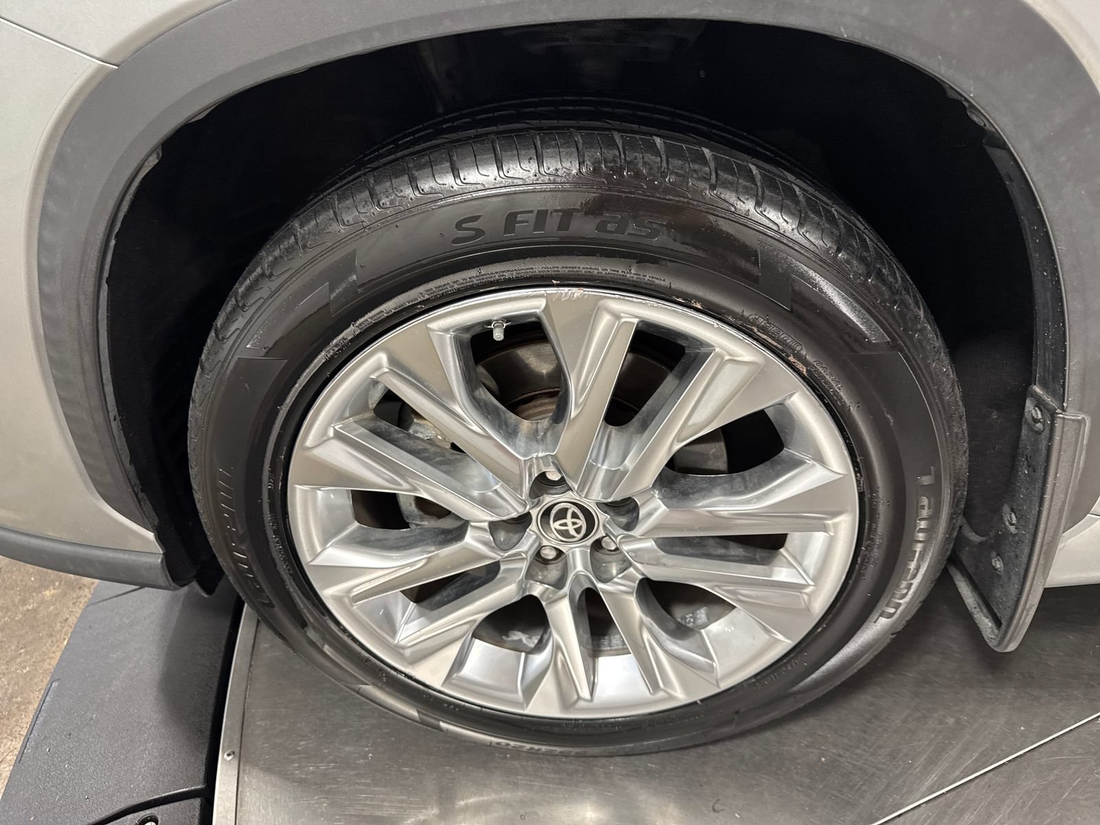 Used 2021 Toyota Highlander Limited AWD/4WD image 2
