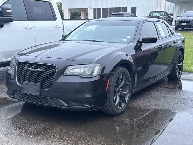 Used 2022 Chrysler 300 Touring w/ Sport Appearance Package image 3