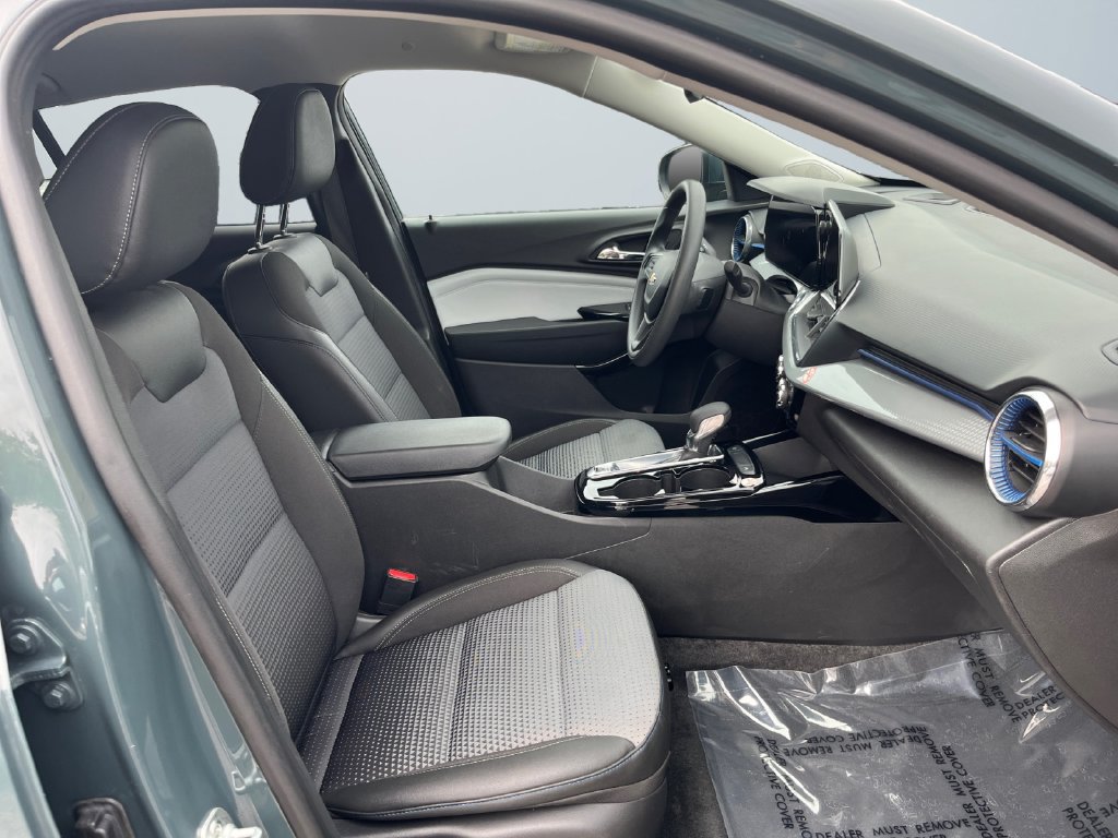 Used 2025 Chevrolet Trax LT FWD image 15