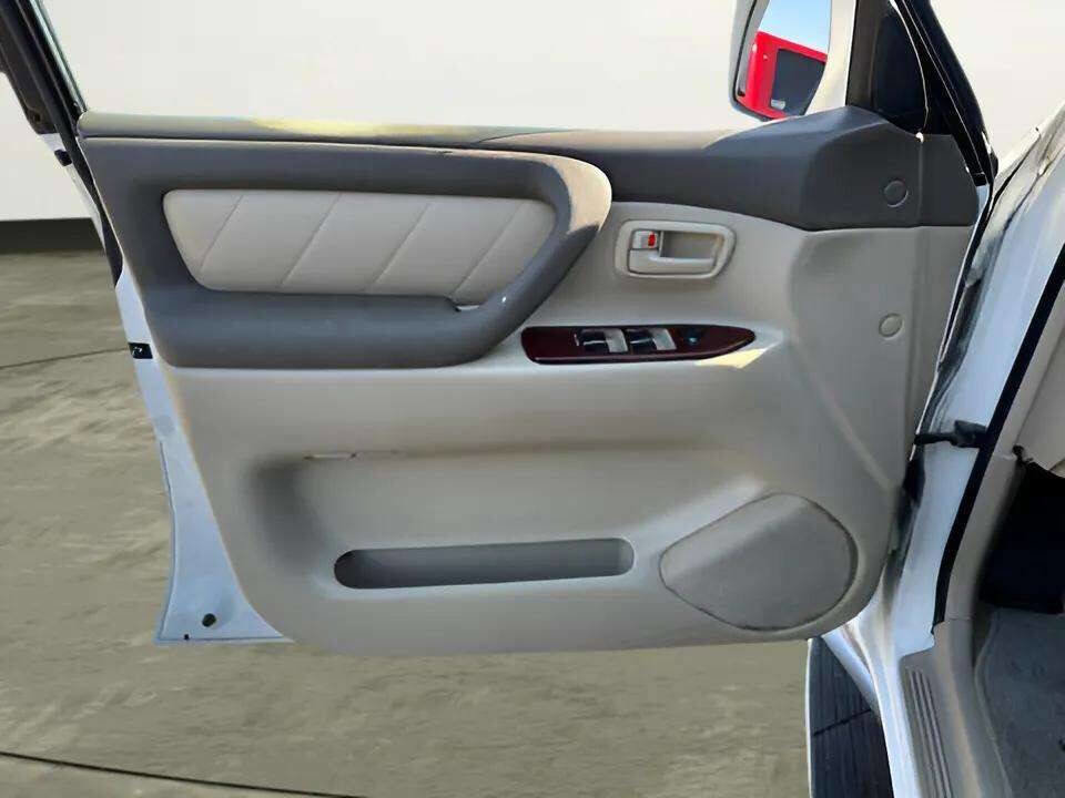 Used 2004 Toyota Land Cruiser image 10