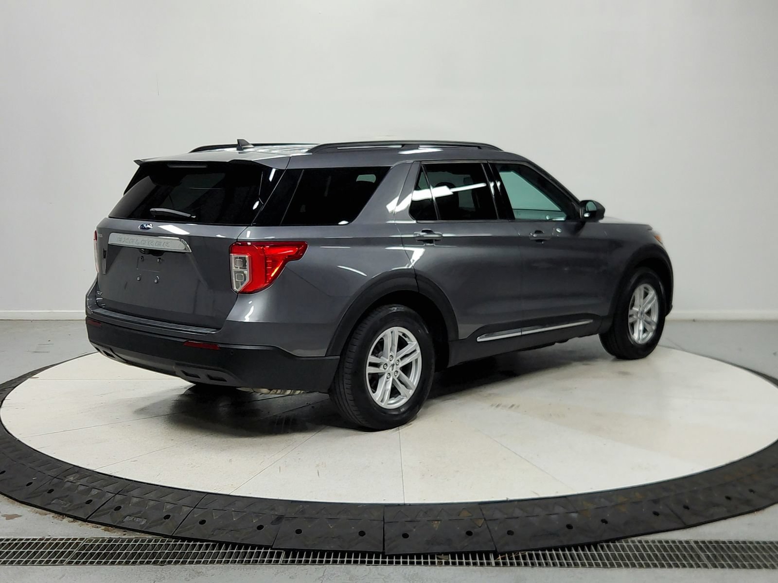 Used 2022 Ford Explorer XLT RWD image 8