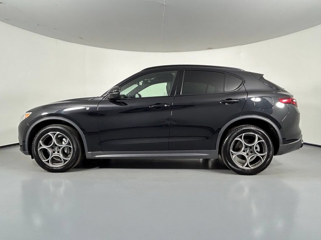 Used 2023 Alfa Romeo Stelvio Ti AWD/4WD image 4