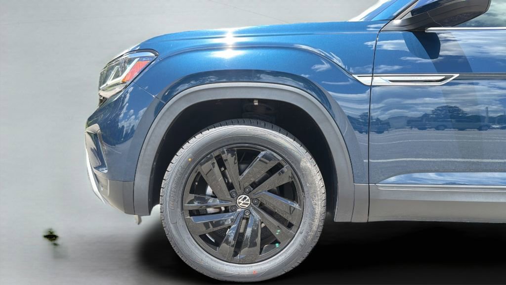 Certified 2022 Volkswagen Atlas Cross Sport SE w/ Panoramic Sunroof Package FWD image 40