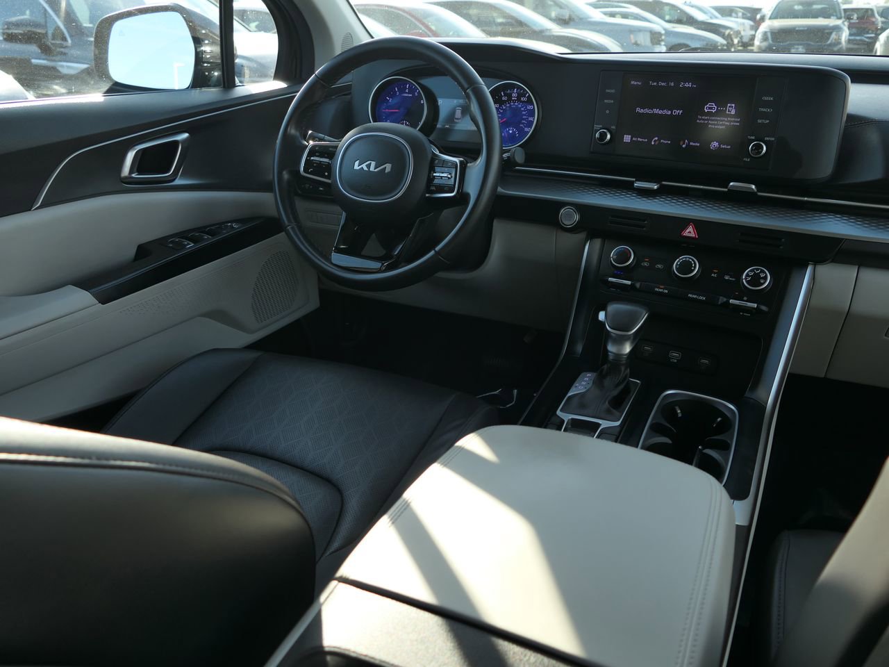 Used 2023 Kia Carnival LX image 26