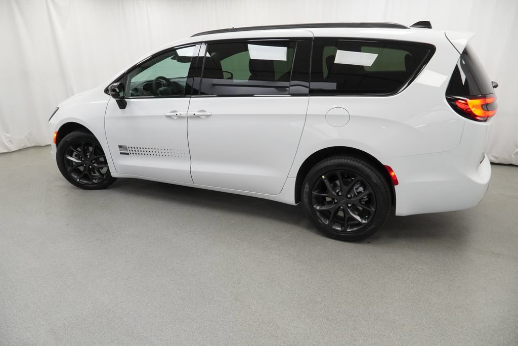 New 2027 Chrysler Pacifica Select AWD/4WD image 15