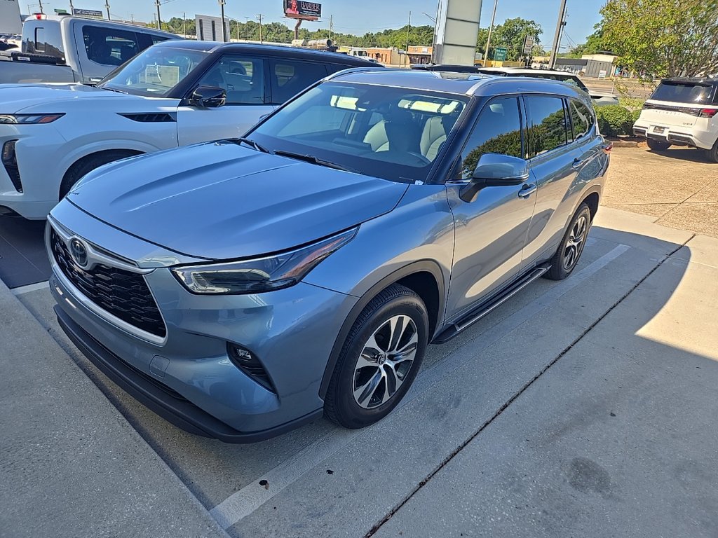 Used 2022 Toyota Highlander XLE FWD image 1