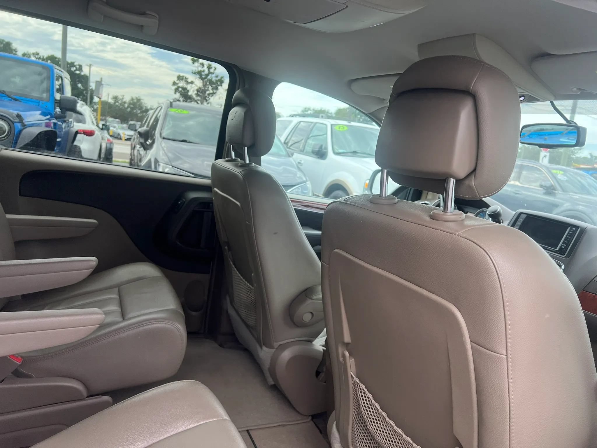 Used 2013 Chrysler Town & Country Touring FWD image 16