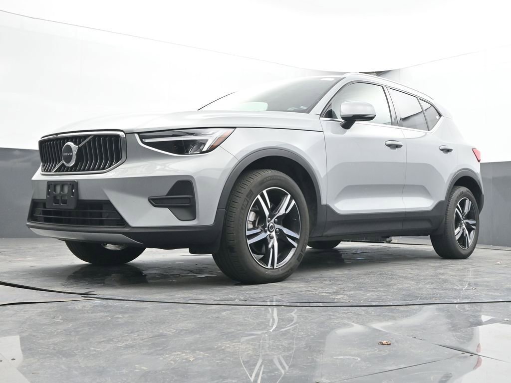 Used 2025 Volvo XC40 B5 Core image 40