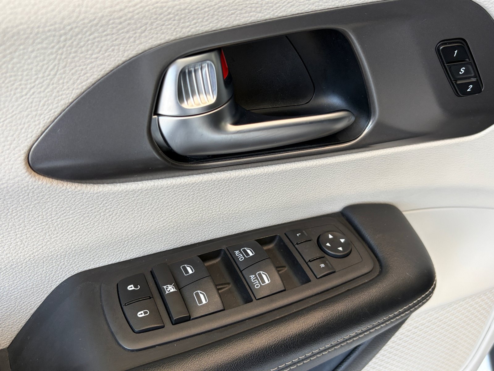Used 2024 Chrysler Pacifica Limited FWD image 13
