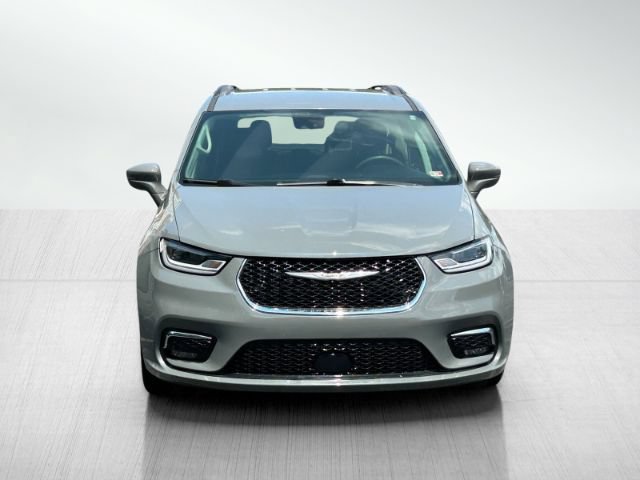Used 2022 Chrysler Pacifica Touring-L FWD image 2