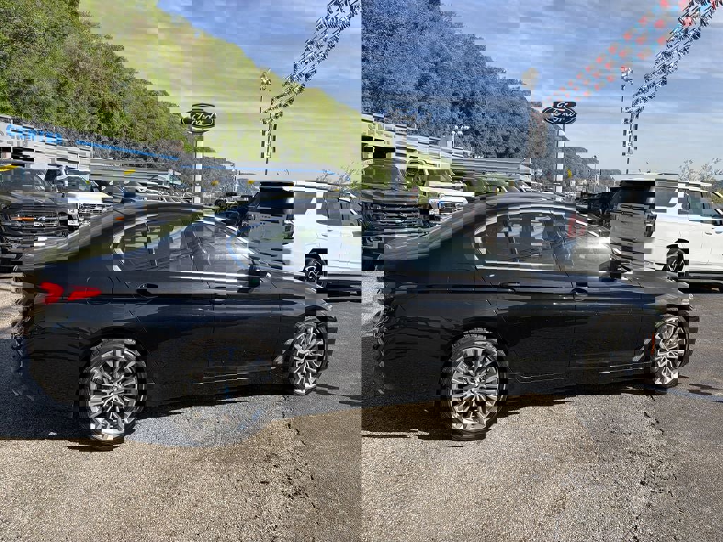 Used 2022 BMW 530i xDrive w/ Premium Package image 3