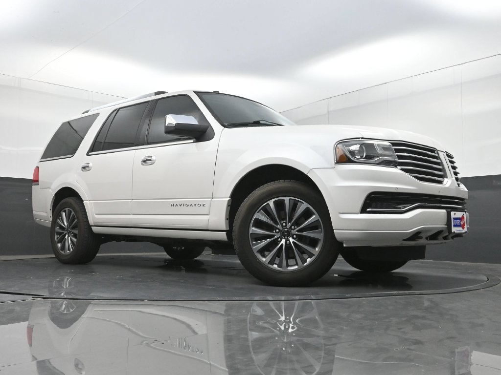 Used 2017 Lincoln Navigator Select RWD image 24