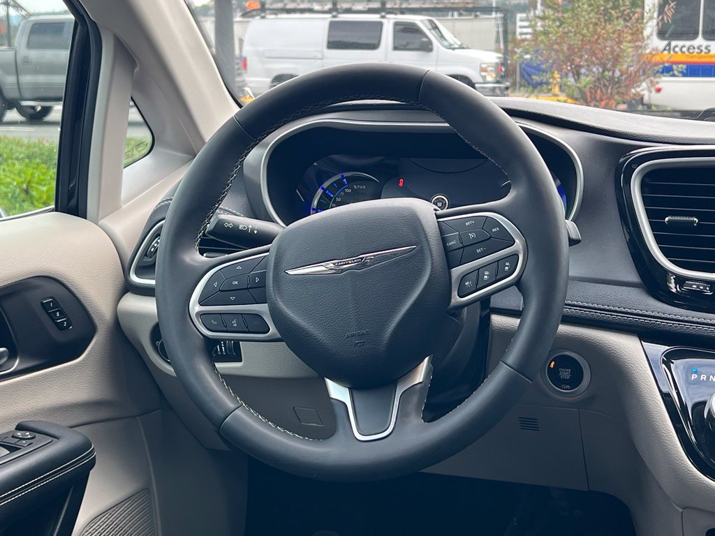 Used 2024 Chrysler Pacifica Limited FWD image 12