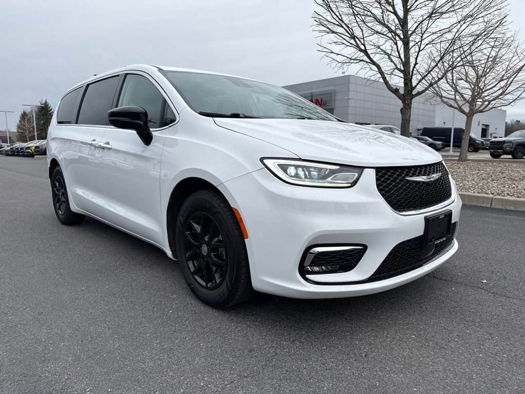 Used 2024 Chrysler Pacifica Touring-L image 3