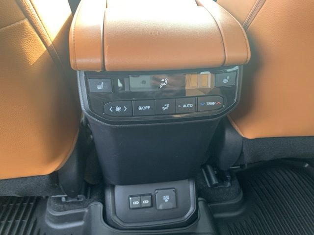 Used 2024 Toyota Highlander Platinum image 14