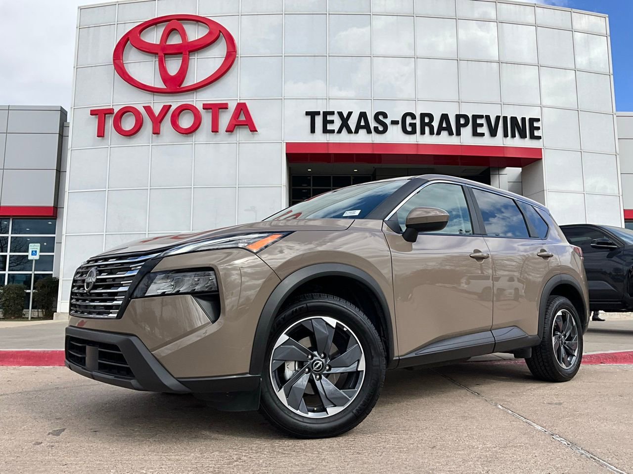 Used 2025 Nissan Rogue SV image 2