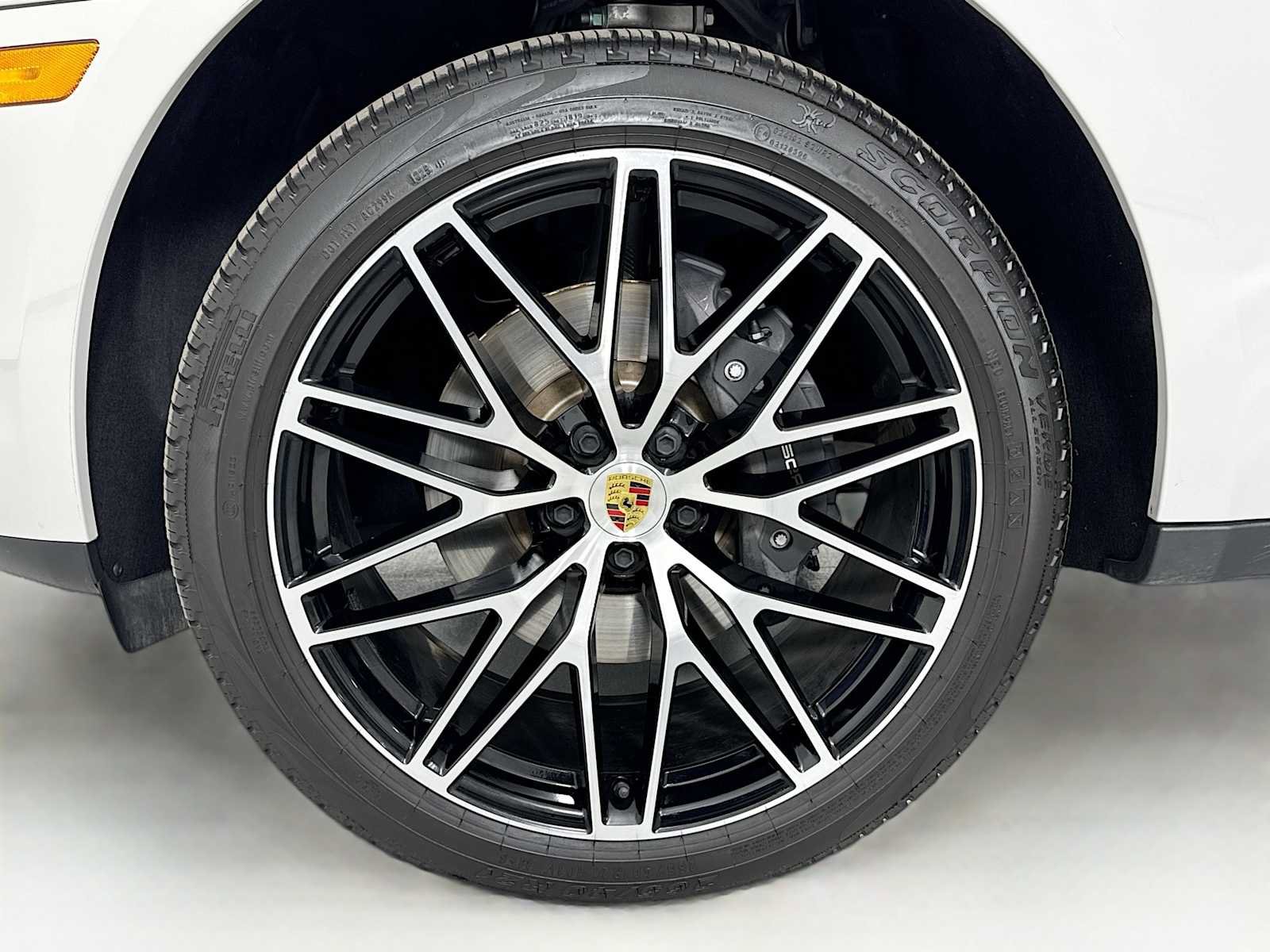Certified 2025 Porsche Macan AWD/4WD image 32