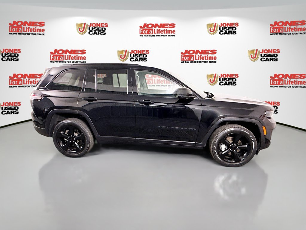 Used 2023 Jeep Grand Cherokee Limited w/ Black Appearance Package AWD/4WD image 17