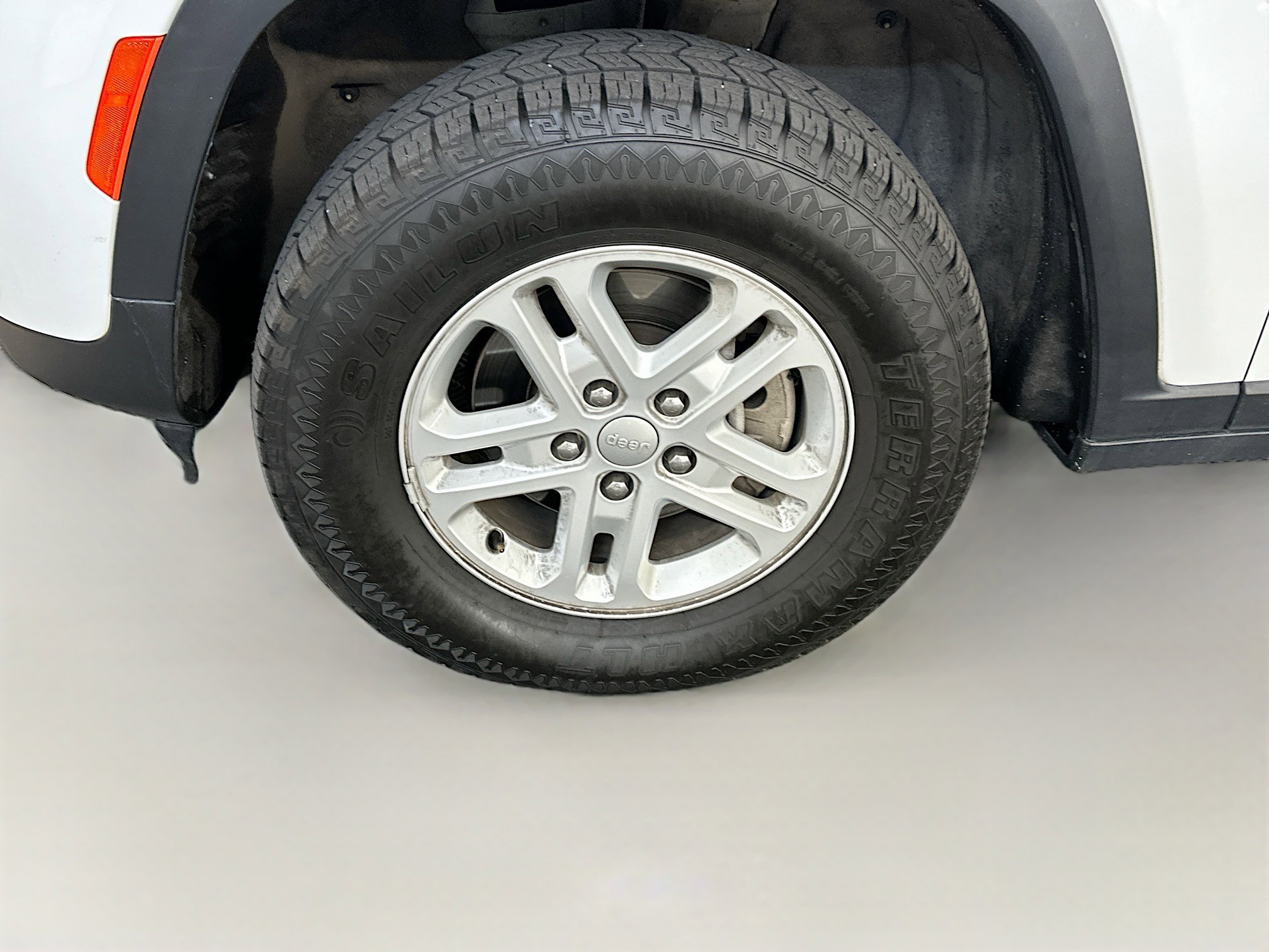 Used 2023 Jeep Grand Cherokee Laredo image 11